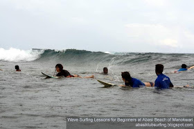 Wisatawan Spanyol saat menikmati selancar air di Pantai Abasi Manokwari