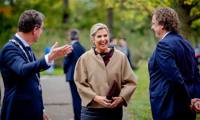 Queen Maxima all outfit by Natan, camel beige jacket, coat, grey skirt, burgundy leather top