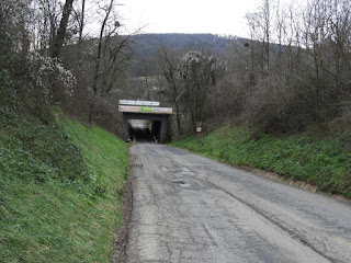 Vasúti aluljáró a kalandpark előtt