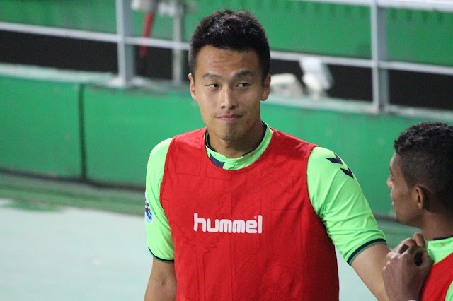 Kim Shin-wook warms-up before another another appearance from the bench. Not all of Jeonbuk's winter signings have met expectations or have even had the playing time to do so. (Photo Credit: Howard Cheng)