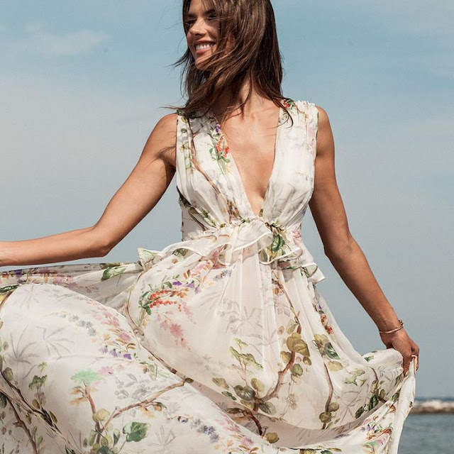 Alessandra Ambrósio vestido praia estampado da philosophy