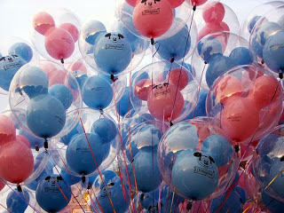 balon gas pelepasan transparan yang didalam balon tersebut dimasuki balon mickey
