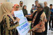 Pj Bupati Aceh Utara Serahkan Santunan Kematian dan Beasiswa