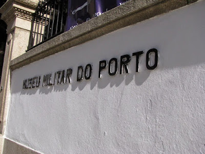 Paree branca com letreiros: Museu Militar do Porto