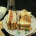 Bánh mỳ sandwich rau mầm với xúc xích và thịt bò
