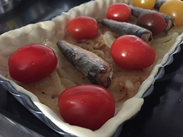 Hojaldre de sardinas y tomates. Colocando sardinas y tomates.