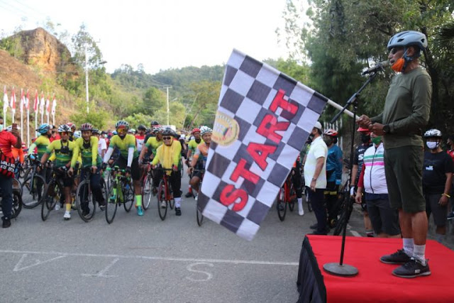 Benhur Tomi Mano Bersepeda Santai dan Canangkan Gerakan Pakai Masker di Kota Jayapura