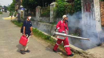 Dapat Laporan Warga, Tim Fogging Bandarlampung Bahagia Dor To Dor ke 80 Rumah di Korpri Jaya