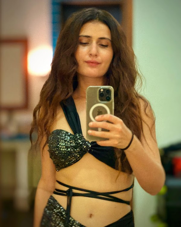 fatima sana shaikh selfie navel hot actress