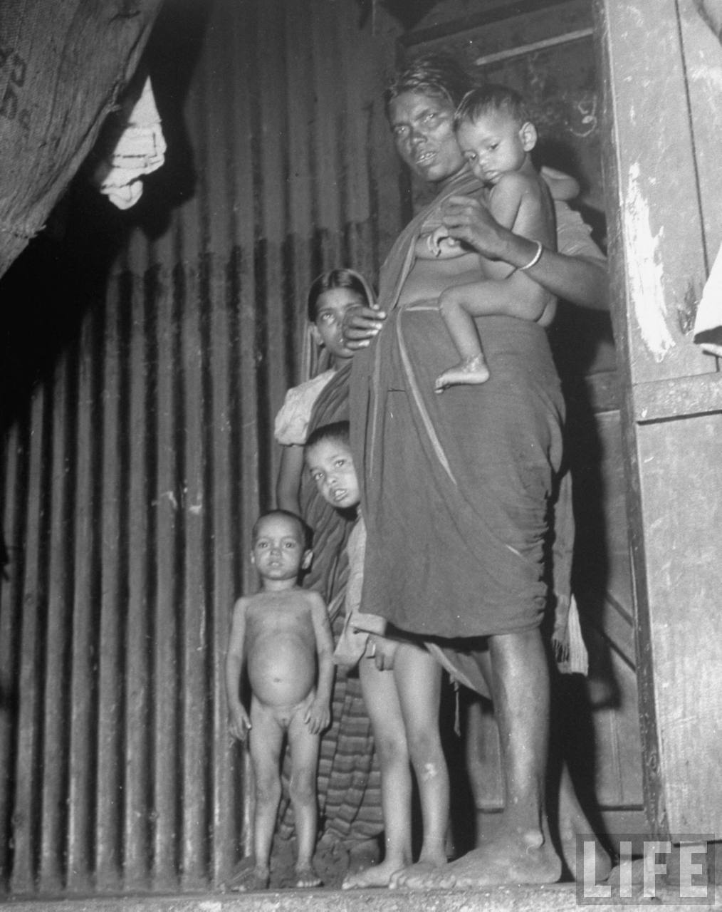 Indian mother with her children in their quarter in the poor section of the city - Bombay (Mumbai) 1946