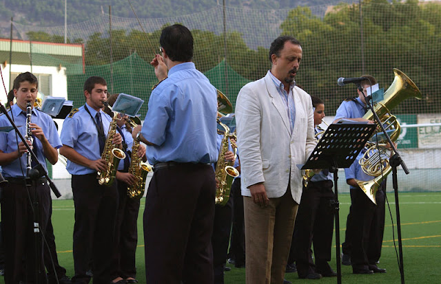 Interpretación en directo del himno el 7 de octubre de 2009, en el estadio La Juventud.