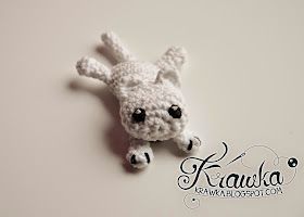 Krawka: Little white kitten - Crochet hair accessory with free pattern