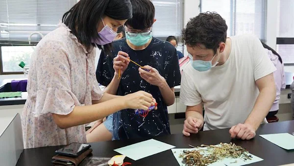 ▲大葉大學華語中心蔡幸娟老師(左)教境外生在香包開口處打結。（圖／大葉大學提供）