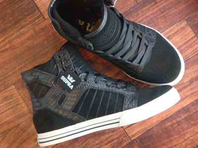 SUPRA（スープラ）SKYTOP BLACK CROC スニーカー サイドアップ写真