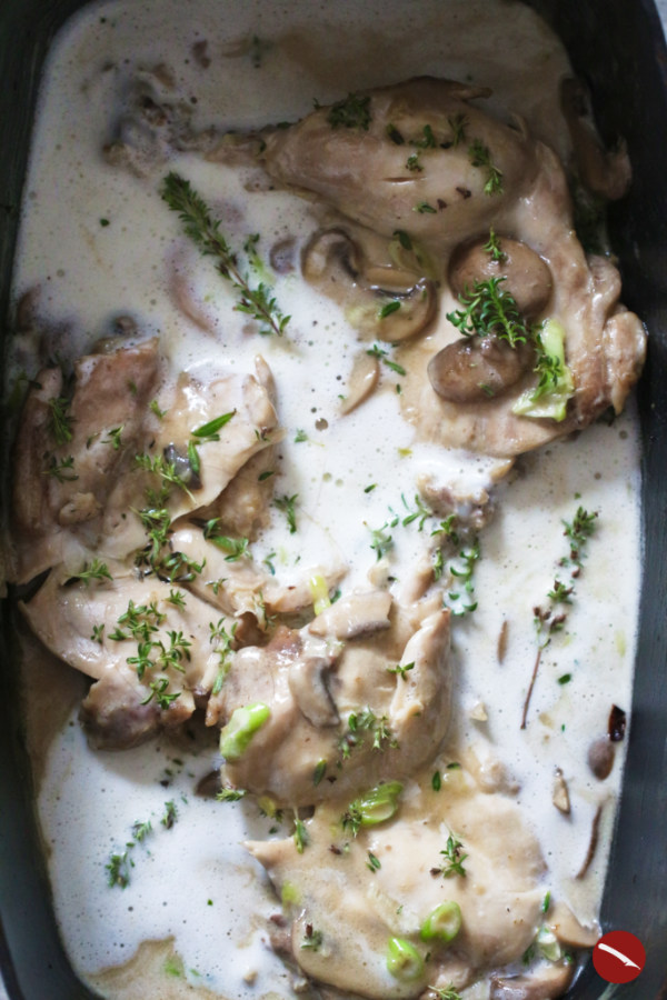 Dieses Rezept für zartes Hühnchen in Champignon-Sahne-Sauce variiert das berühmte Supremes de Volaille aux Champignons von Julia Child #hähnchen #hühnerbrust #filet #hähnchenbrust #schmoren #backofen #julia_child #französisch #champignons #sahne #rezept #foodblog #arthurstochterkocht