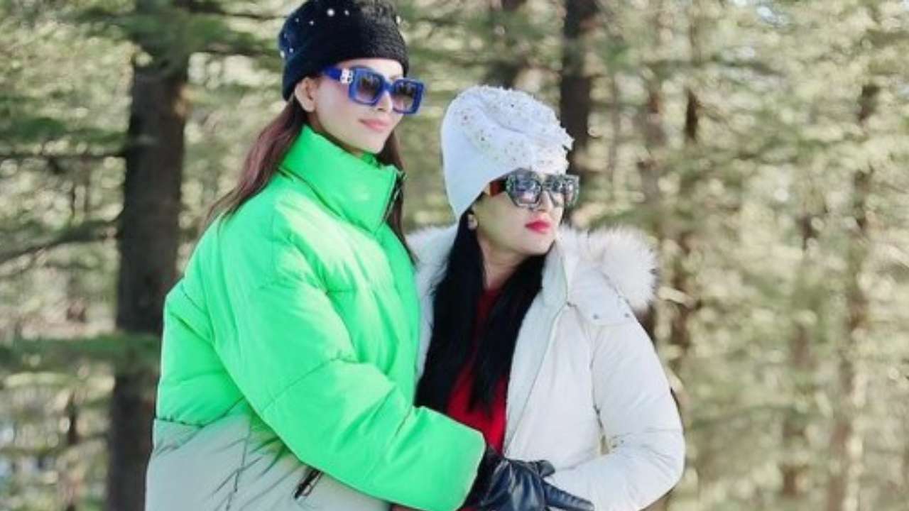 Gossips: Urvashi Rautela' mother Meera gives an epic reply to a fan who called her Saasu maa