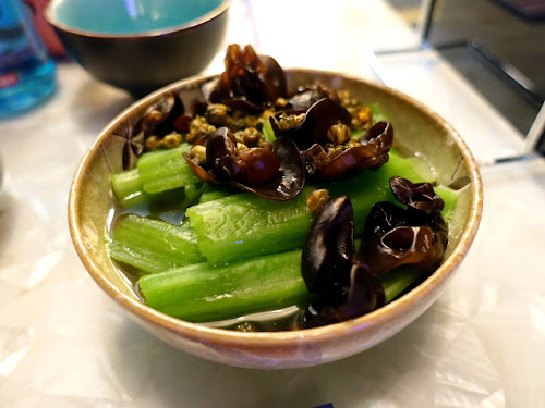 Poached mustard green with daisy (花香菜膽)