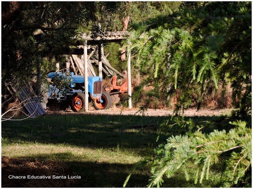 El tractor guardado tras la jornada de trabajo - Chacra Educativa Santa Lucía