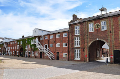 Snape Maltings By Ashley Dace, CC BY-SA 2.0, https://commons.wikimedia.org/w/index.php?curid=10985687