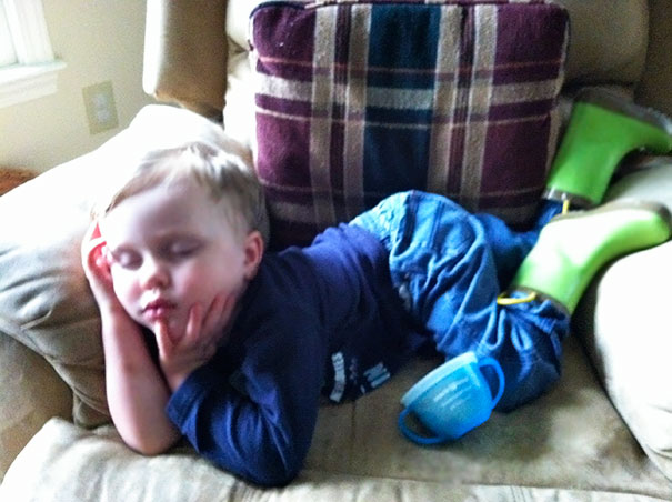 15+ Hilarious Pics That Prove Kids Can Sleep Anywhere - Napping While Posing