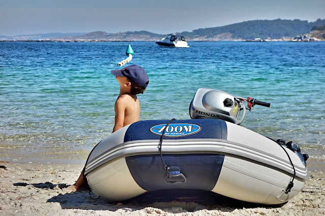 Bote auxiliar varado en la playa