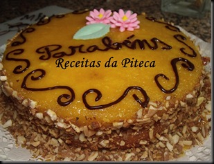 Bolo de aniversário simples-lado