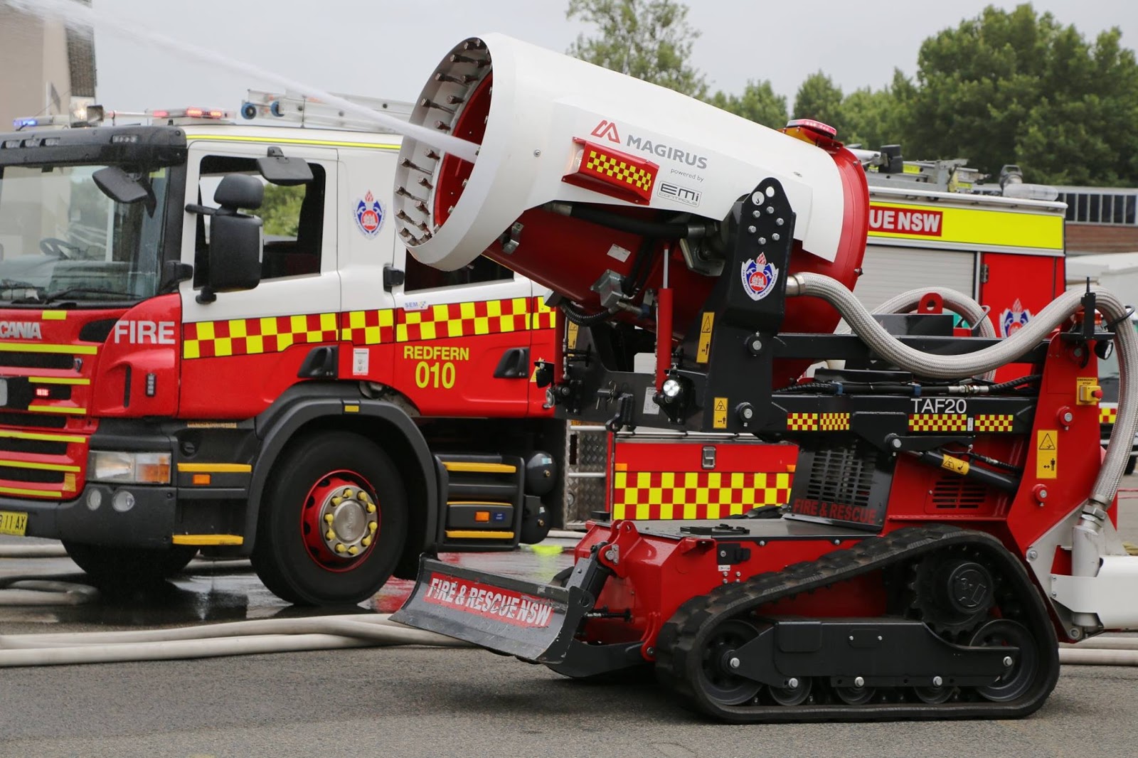 Роботизированные установки пожаротушения. Роботизированный пожарный комплекс taf20. Роботы пожарные Fire Robo. Гусеничный беспилотный пожарный робот LUF 60. Пожарная машинка (20 см) Fire-Fighting vehicle.