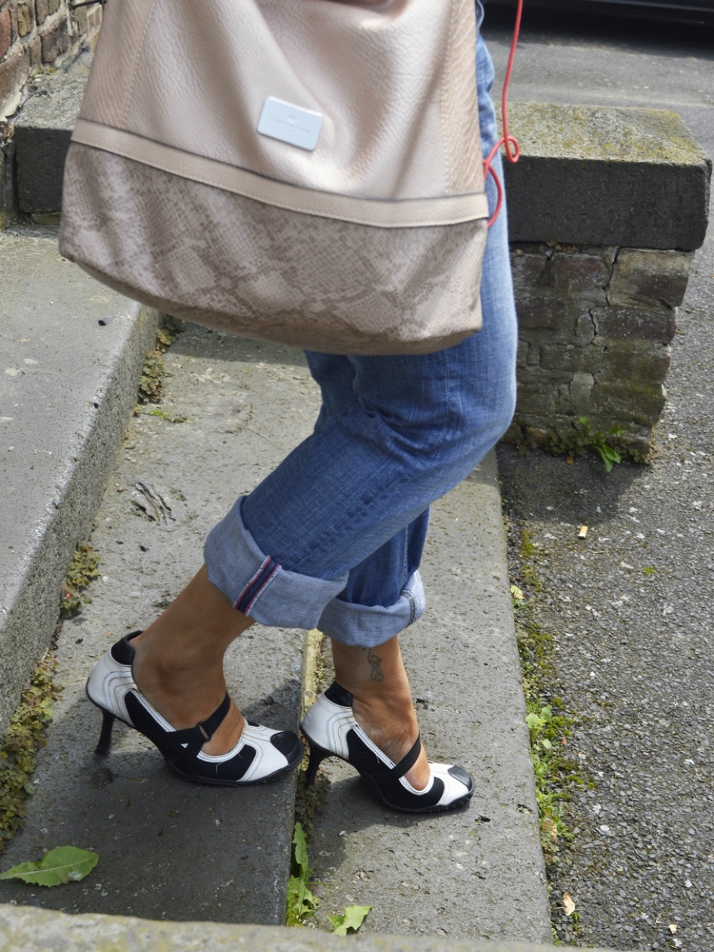 stripped shirt in navy blue - fashion blogger Annie K. ANNIES BEAUTY HOUSE outfit photo