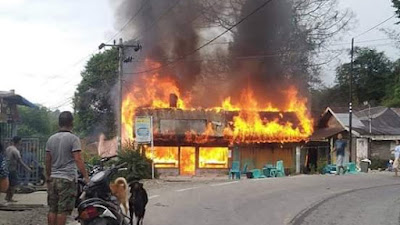 2  Unit Rumah Semi Permanen Terbakar Di Lalap Si Jago Merah