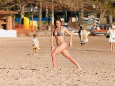 Letícia Spiller meditando de biquini na praia