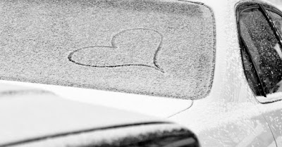 Automóvil con hielo en el parabrisas