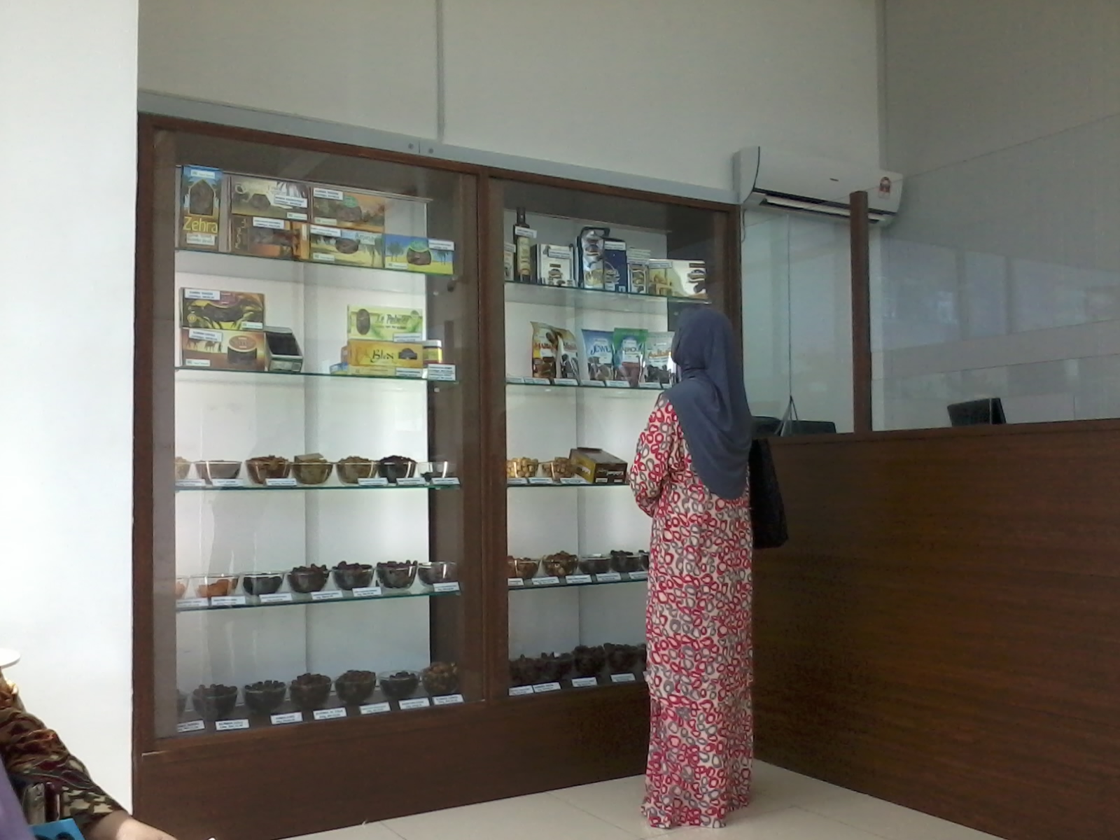 yang  shelf yusuf kurma sedap display taiyoob paling dijual.. kurma2