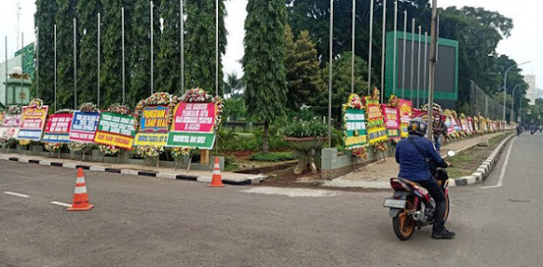 RATUSAN karangan bunga berjejer di Makodam Jaya memberi ucapan selamat atas kerja Pangdam  Karangan Bunga atau Bunga Karangan?