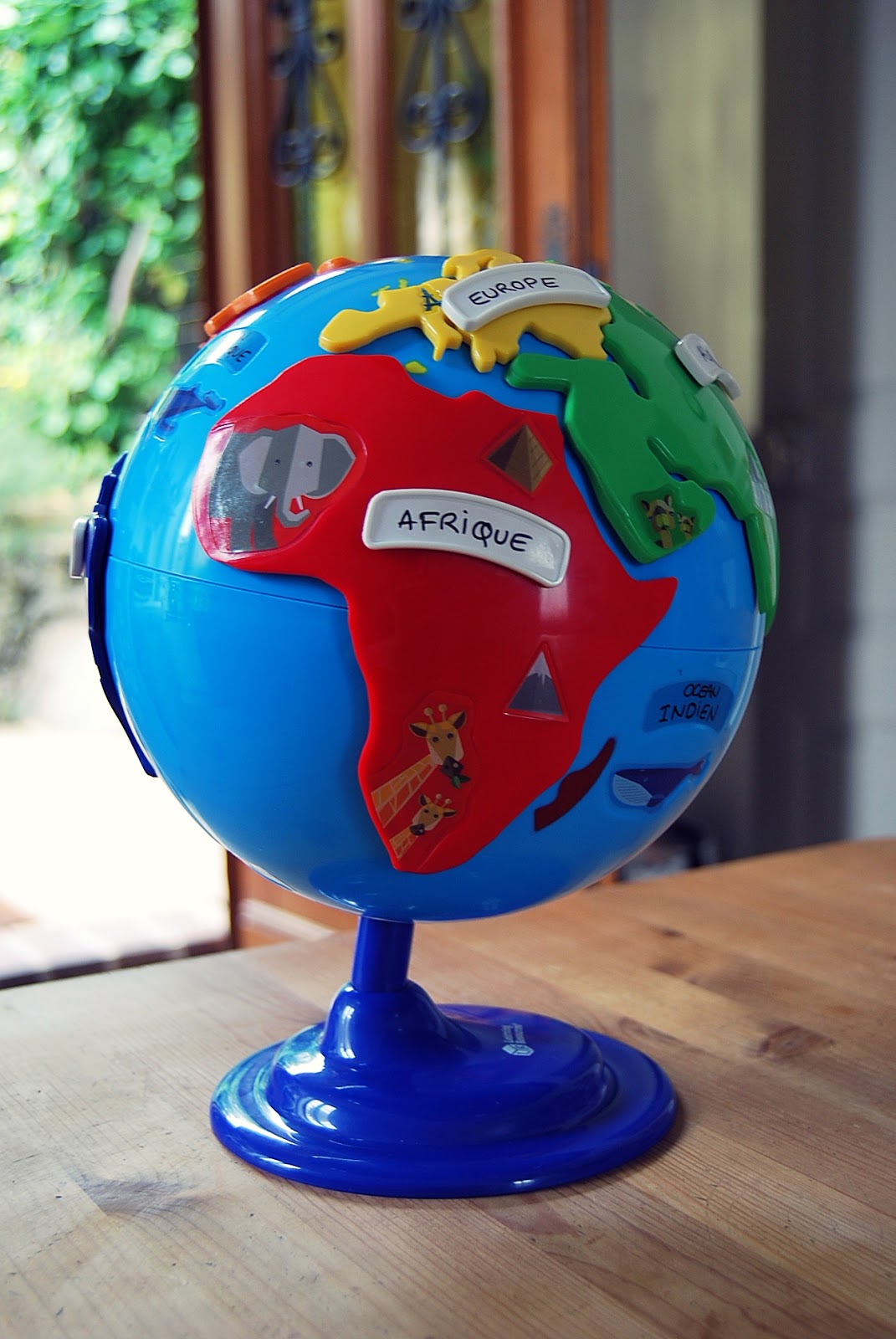 Je n ai jamais réussi   acheter le globe des continents Montessori Dans les boutiques qui ont ma confiance il est toujours en rupture de stock