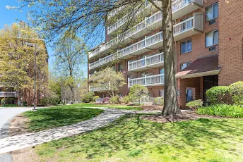 Exterior shot of Kimball Court Apartments