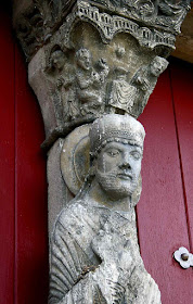 São Lopo, estátua no pórtico da igreja de Saint-Loup-de-Naud (Seine-et-Marne)