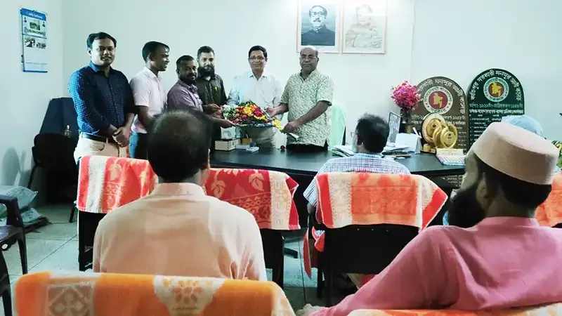 নিজ কলেজে সংবর্ধনা পেলেন প্রফেসর রেজাউল করিম