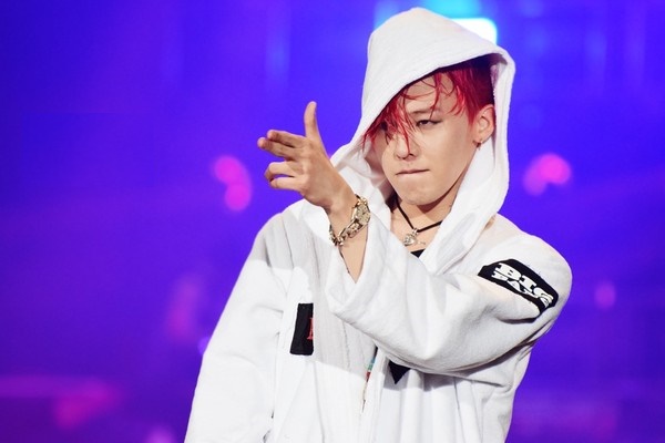 G-Dragon Terjatuh Saat Konser ACT III M.O.T.T.E Thailand