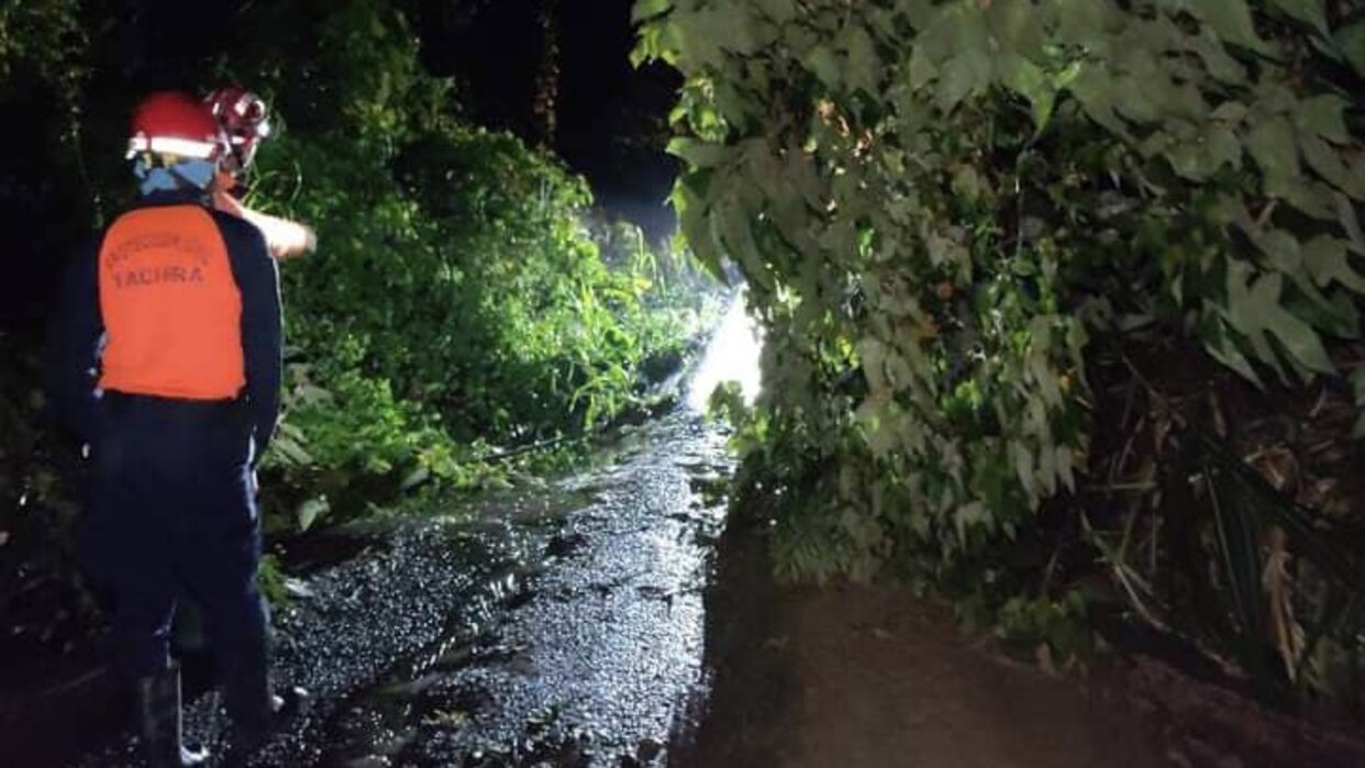 Intensas lluvias y derrumbes bloquearon principal vía hacia la frontera en el Táchira