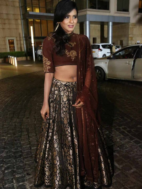 Hebah Patel in Golden Lehenga at 63rd Britannia Filmfare Awards