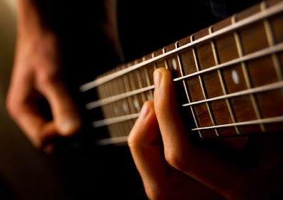 Cara Cepat Belajar Bermain Bass Gitar Menggunakan Pick Gitar 