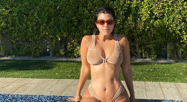 Kourtney Kardashian arrasa de biquíni em dia de piscina em sua mansão