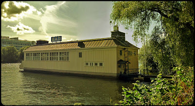 Det flutande badhuset vid Liljeholmen.