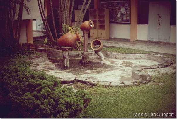 Kolam disebelah koperasi dan perpustakaan.
