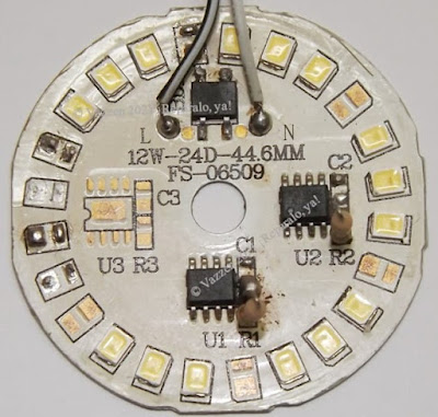 Típico Circuito de foco Led de línea económica con dos chips de control de corriente que solo requieren como componente adicional, la resistencia limitadora. El valor de dicha resistencia (a diferencia de otros tipos de circuitos) supera la decena de ohms.