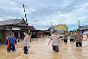 Kapolres dan Kasat Reskrim Terperangkap Banjir di Sidrap