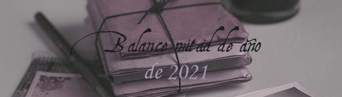 Fondo en escala de grises con morado, un montón de libros con un lápiz. Delante pone "Balance mitad de año" en negro y "de 2021" en lila.