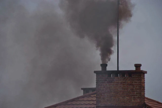 Typowa emisja z kotłów opalanych węglem niskiej jakości w Mielcu
