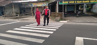 YANMAS PAGI MENYEBERANGKAN ANAK SEKOLAH DI SD N NGEMPLAK BANJARHARJO