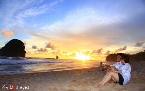 Dan untuk kalian para pemburu Sunset ada kabar gembira untuk kalian Sebab selain mempunyai keindahan panorama bahari yang sangat indah. Pantai Goa China ini merupakan lokasi yang sangat cocok untuk menyaksikan pemandangan matahari yang tenggelam di ufuk barat.   Namun berdoalah, semoga di saat kalian datang ke pantai ini di saat sore harinya keadaan cuaca sedang cerah sehingga kalian Bisa menyaksikan sunset atau matahari tenggelam di tepian Pantai Goa China.